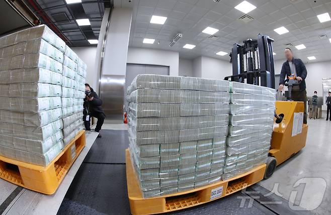 설날을 앞둔 11일 서울 중구 한국은행 본점에서 현금 운송 관계자들이 시중은행에 공급될 설 자금 방출 작업을 하고 있다. 2026.2.11 ⓒ 뉴스1 사진공동취재단