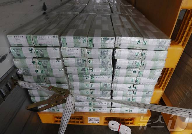 설날을 앞둔 11일 서울 중구 한국은행 본점에서 현금 운송 관계자들이 시중은행에 공급될 설 자금 방출 작업을 하고 있다. 2026.2.11 ⓒ 뉴스1 사진공동취재단