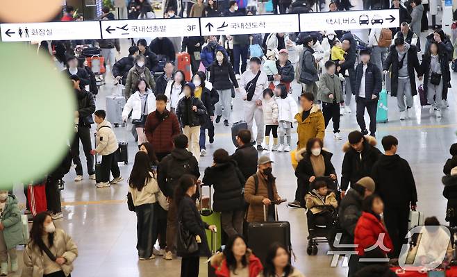 지난해 설 연휴 제주국제공항 국내선 도착장이 귀성객과 관광객들로 붐비고 있다. 2025.1.26 ⓒ 뉴스1