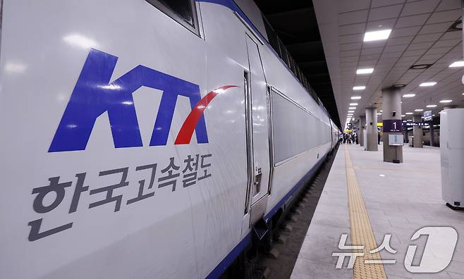지난 10일 오후 서울 수서역에서 KTX 열차가 시범 교차운행을 앞두고 안전점검을 위한 시운전을 하고 있다. 2026.2.10 ⓒ 뉴스1 박지혜 기자