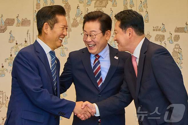 이재명 대통령이 지난해 9월 8일 서울 용산 대통령실 청사에서 열린 여야 지도부 오찬 회동에서 정청래 더불어민주당 대표, 장동혁 국민의힘 대표가 악수하는 것을 보고 미소를 짓고 있다. (대통령실 제공. 재판매 및 DB 금지) 2025.9.8 ⓒ 뉴스1 이재명 기자