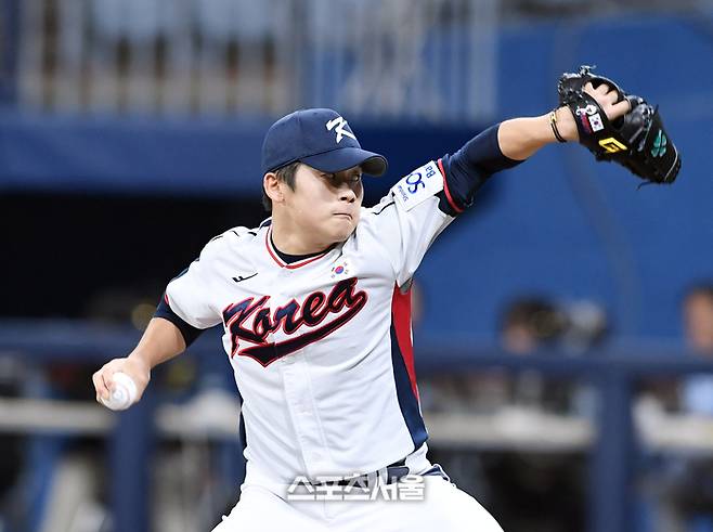 야구 대표팀 박영현이 투구에 임하고 있다. 고척 | 박진업 기자 upandup@spotsseoul.com
