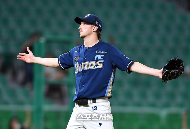 NC  페디가 8일 인천 SSG랜더스필드에서 열린 2023 KBO리그 SSG 랜더스와 경기 7회말 1사 1루 상황에서 SSG 박성한을 병살로 잡아내며 이닝을 마치면서 두 팔을 벌려 기뻐하고 있다. 문학 | 박진업 기자 upandup@sportsseoul.com