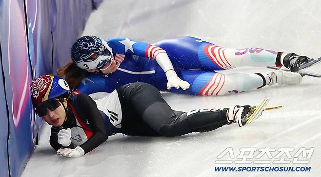 10일 이탈리아 밀라노 아이스스케이팅 아레나에서 쇼트트랙 혼성 계주 경기가 열렸다. 준결승 미국팀과 충돌하며 넘어진 김길리. 밀라노(이탈리아)=송정헌 기자songs@sportschosun.com/2026.02.10/