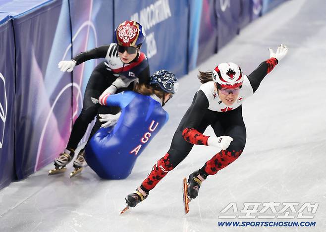 10일 이탈리아 밀라노 아이스스케이팅 아레나에서 쇼트트랙 혼성 계주 경기가 열렸다. 준결승 미국팀과 충돌하며 넘어진 김길리. 밀라노(이탈리아)=송정헌 기자songs@sportschosun.com/2026.02.10/