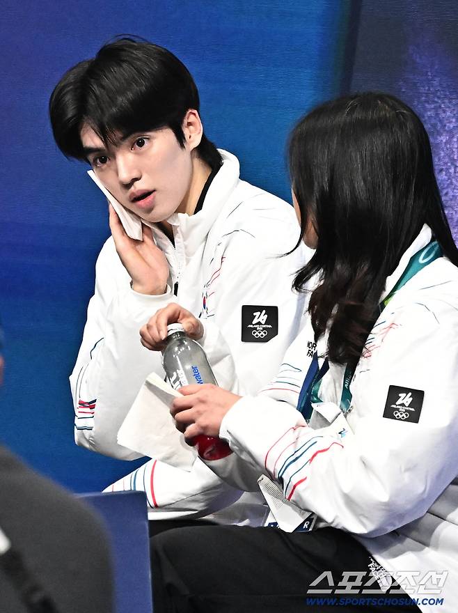 10일 이탈리아 밀라노 아이스스케이팅 아레나에서 피겨스케이팅 남자 싱글 쇼트프로그램 경기가 열렸다. 점수를 확인하고 있는 차준환. 밀라노(이탈리아)=송정헌 기자songs@sportschosun.com/2026.02.10/