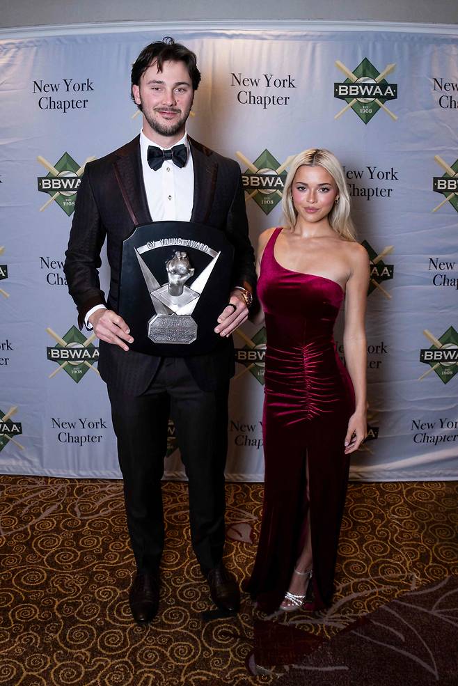 폴 스킨스가 지난달 25일(한국시각) 전미야구자협회 주관 행사에서 사이영상 상패를 받은 뒤 여자친구인 체조선수 리비 던과 포즈를 취하고 있다. AFP연합뉴스