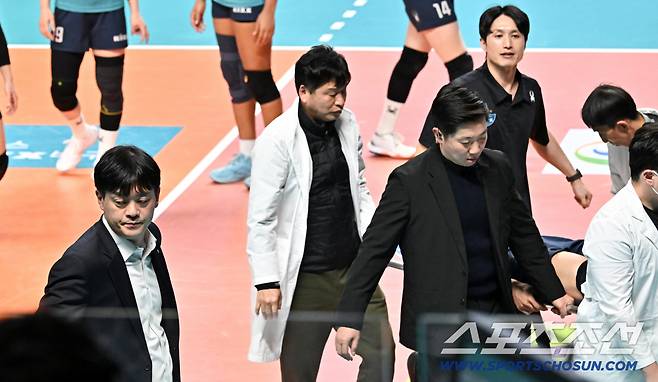 11일 장충체육관에서 열린 V리그 GS칼텍스와 페퍼저축은행의 경기. 2세트 초반 GS칼텍스 오세연이 부상을 당한 뒤 실려나가자 이영택 감독 표정이 어둡다. 장충=박재만 기자 pjm@sportschosun.com/2026.02.11/