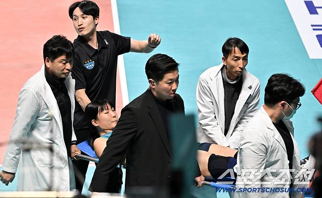 11일 장충체육관에서 열린 V리그 GS칼텍스와 페퍼저축은행의 경기. 2세트 초반 GS칼텍스 오세연이 부상을 당한 뒤 실려나가고 있다. 장충=박재만 기자 pjm@sportschosun.com/2026.02.11/