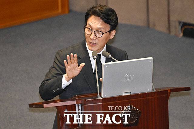 당정에서 추진되고 있는 코스닥 분리 법안을 두고 "삼천스닥'으로 가기 위한 발판이라는 주장과 상장 남발을 부르는 투기판의 제도화라는 논리가 충돌하고 있다. 김민석 국무총리가 10일 오후 서울 여의도 국회에서 열린 경제에 관한 대정부 질문에서 윤영석 국민의힘 의원 질의에 답하고 있다. /남용희 기자