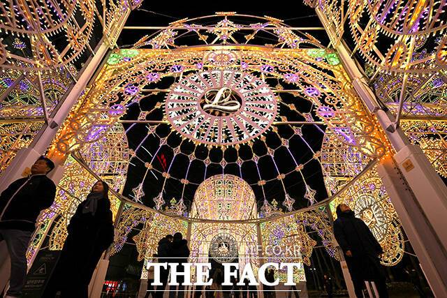 '2026 롯데 루미나리에 Wish Shines on'이 열리고 있는 11일 오후 서울 송파구 롯데월드타워 월드파크를 찾은 시민들이 즐거운 한때를 보내고 있다. /송호영 기자