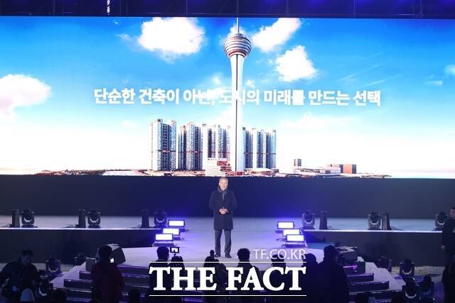 11일 오후 전주시 완산구 효자동3가 '전주 관광타워 복합개발사업' 부지에서 열린 자광 기공 비전페스타 행사에서 전은수 자광 회장이 사업을 소개하고 있다. /자광