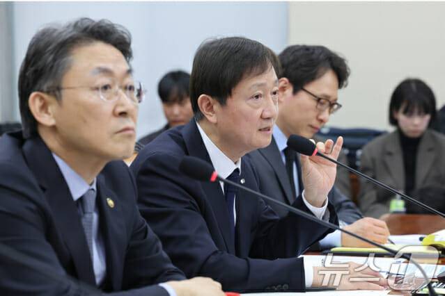 11일 빗썸사태와 관련한 국회 정무위원회긴급 현안질의에 참석한 (사진 왼쪽부터) 권대영 금융위원회 부위원장, 이찬진 금융감독원장, 이재원 빗썸 대표.(사진=뉴스1)