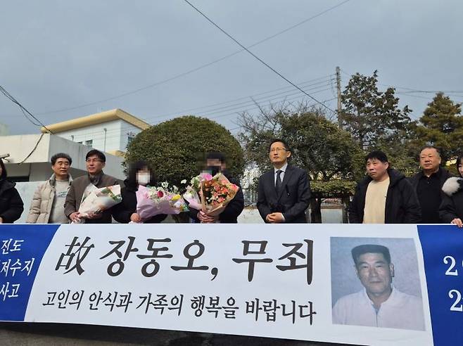'저수지 추락사고 아내 살해' 사건 무기수 고(故) 장모씨의 법률대리인 박준영 변호사와 유족 등이 11일 전남 해남군 광주지법 해남지원 형사법정 앞에서 고 장씨의 사후 재심 무죄 선고 직후 소감을 밝히고 있다. 민현기 기자
