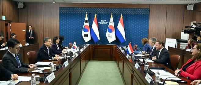 조현 외교부 장관이 11일 오전 서울 종로구 외교부청사에서 열린 '한-네덜란드 외교산업 2+2 회의'에서 발언하고 있다. 연합뉴스