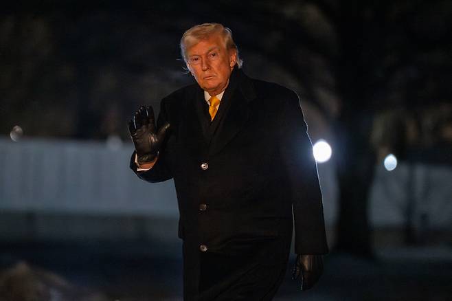 도널드 트럼프 대통령이 8일 백악관 남쪽 잔디밭에 도착한 후 백악관으로 걸어가고 있다./ EPA 연합뉴스