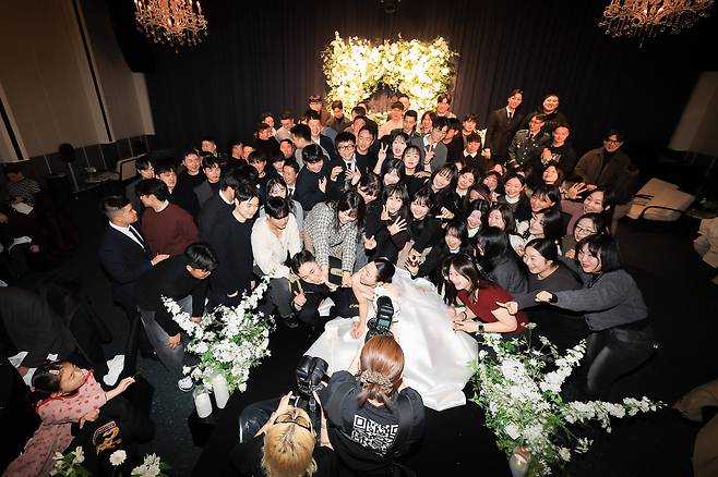 어리둥절했던 하객들도 이내 촬영을 즐기면서 사진가의 지시에 따르며 촬영이 마무리 된다. / 고운호 기자