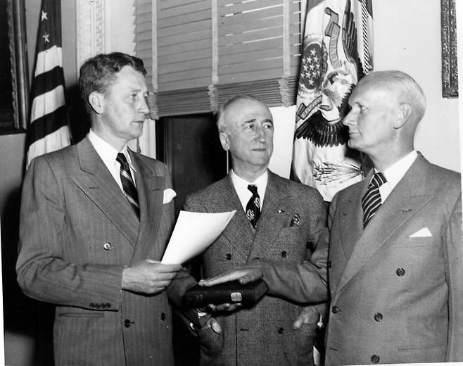 1946년 존 힐더링(맨 오른쪽) 장군이 미국 국무성 점령 지역 담당 차관보(Assistant Secretary of State for Occupied Area)로 임명되며 당시 의전국장인 스탠리 우드워드(왼쪽), 국무장관 제임스 번스(가운데)에게 선서하는 모습.  /미국 해리 S. 트루먼 박물관