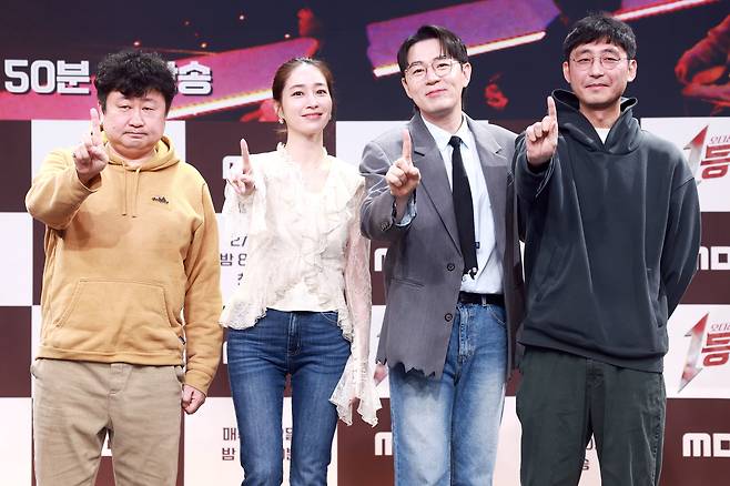 11일 서울 마포구 MBC 골든마우스홀에서 열린 MBC 신규 음악 예능프로그램 '1등들' 제작발표회에서 김명진 PD(왼쪽부터), 배우 이민정, 방송인 붐, 채현석 PD가 포즈를 취하고 있다. /연합뉴스
