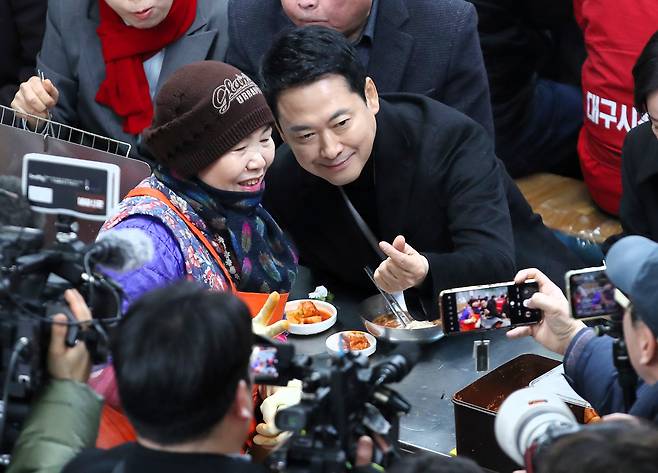 11일 오전 국민의힘 장동혁 대표가 대구 중구 서문시장을 방문해 상인과 기념사진을 찍고 있다./ 김동환 기자