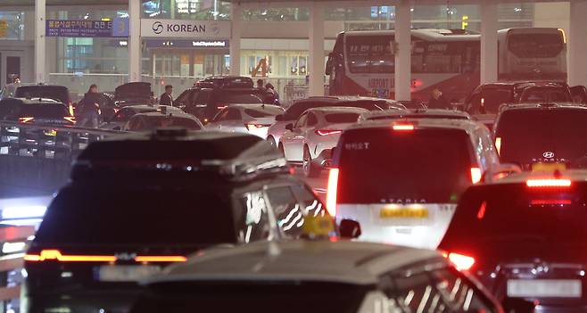 설 명절 연휴를 앞둔 11일 인천국제공항 제2여객터미널 출국장 앞 도로가 차량으로 붐비고 있다. /연합뉴스