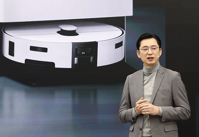 임성택 삼성전자 한국총괄 부사장이 11일 오전 서울 강남구 삼성 강남에서 모델들이 2026년형 비스포크 AI 스팀 로봇청소기 미디어 브리핑에서 발언하고 있다./뉴스1