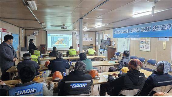 경기 시흥의 한 건설 현장에서 외국인 근로자를 대상으로 모국어 통역을 통한 사례 학습이 진행되고 있다. /한국수자원공사 제공