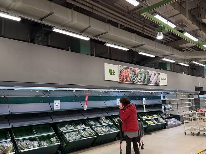 영업 종료를 앞둔 11일, 매대가 대부분 비워진 홈플러스 문화점에서 시민이 장을 보고 있다. 이다온 기자