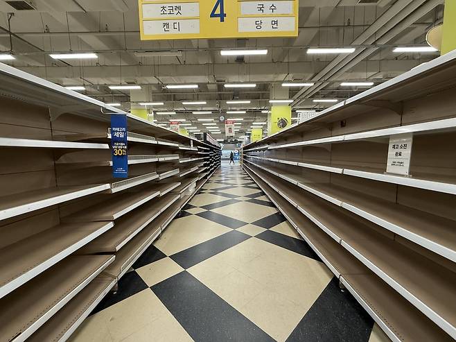 폐점을 앞두고 물품 재고 소진이 완료됐다는 안내문과 함께 매대 대부분이 비어 있는 모습이다. 이다온 기자