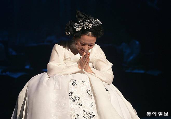 설 당일인 17일 롯데콘서트홀에서 ‘김영임의 소리, 효(孝) 콘서트’ 개최를 앞둔 그는 “매일 조금씩이라도 운동을 하며 체력 관리를 한다”고 했다. 이한결 기자 always@donga.com