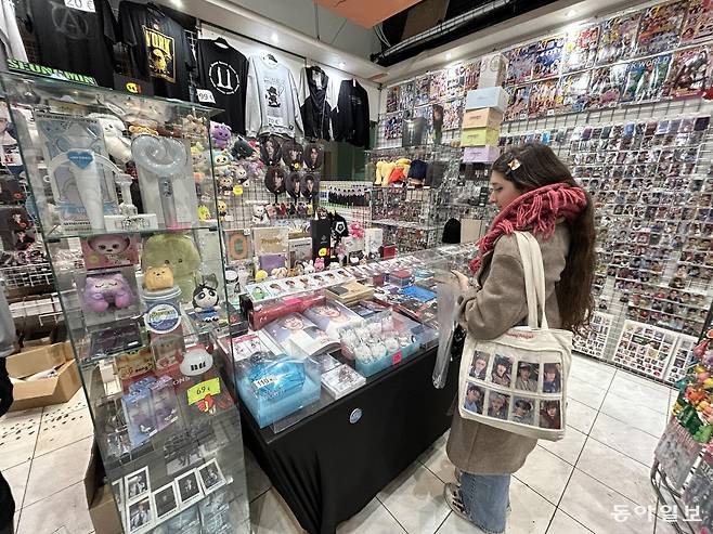 프랑스 파리의 한 K팝 기념품점에서 6일(현지 시간) K팝 아이돌로 장식된 에코백을 맨 프랑스 청소년이 K팝 굿즈들을 둘러보고 있다. BTS 컴백 발표 후 이 상점에는 미리 굿즈를 사려는 팬들이 몰리고 있다. 파리=유근형 특파원