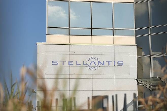 미국 인디애나주 배터리 합작 공장이 위치한 시설 외벽에 스텔란티스(Stellantis) 로고가 표시돼 있다. 스텔란티스는 삼성SDI와의 미국 배터리 합작사 지분 매각을 검토하며 전기차 투자 전략 재조정에 나선 것으로 전해졌다. 게티이미지