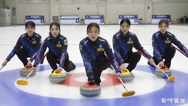 2026 밀라노-코르티나 겨울올림픽에 출전하는 한국 여자 컬링 대표팀. 왼쪽부터 설예은, 김수지, 김은지, 김민지, 설예지. 진천=박형기 기자 oneshot@donga.com