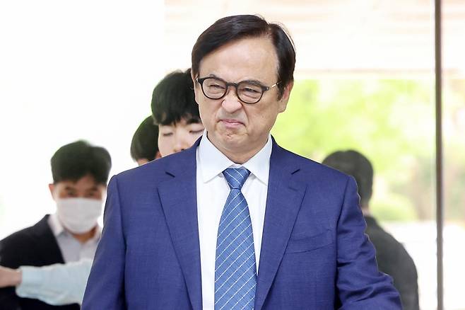 재직 당시 내부 기밀자료를 유출한 혐의를 받는 안승호 전 삼성전자 IP센터장(부사장)이 30일 오전 서울 서초구 서울중앙지방법원에서 열린 영장실질심사에 출석하고 있다. 2024.5.30 ⓒ 뉴스1