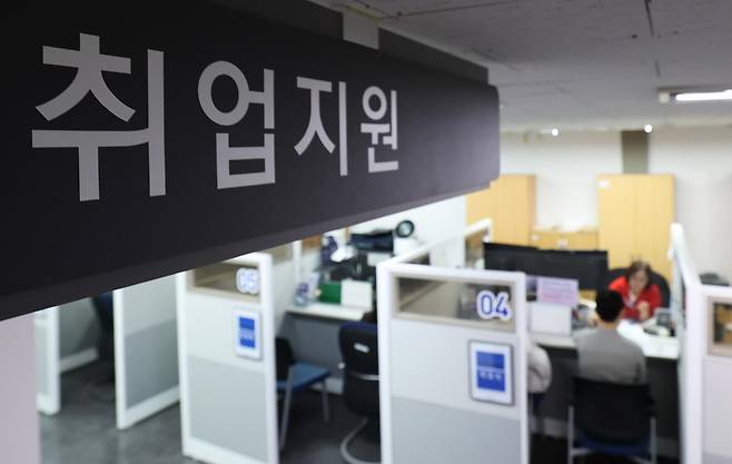 1월 취업자 수 증가폭이 10만명대 초반으로 13개월 만에 가장 낮은 수치를 나타낸 가운데 11일 오후 서울 마포구 서울서부고용복지플러스센터에서 구직자들이 취업 지원 상담을 받고 있다. 국가데이터처가 이날 발표한 ‘2026년 1월 고용동향’에 따르면 지난달 취업자 수는 2798만6000명으로 전년 동월 대비 10만 8000명 증가했고, 비경제활동인구 가운데 ‘쉬었음’ 인구는 11만 명 증가한 278만 4천 명으로 집계됐다. 2026.2.11/뉴스1