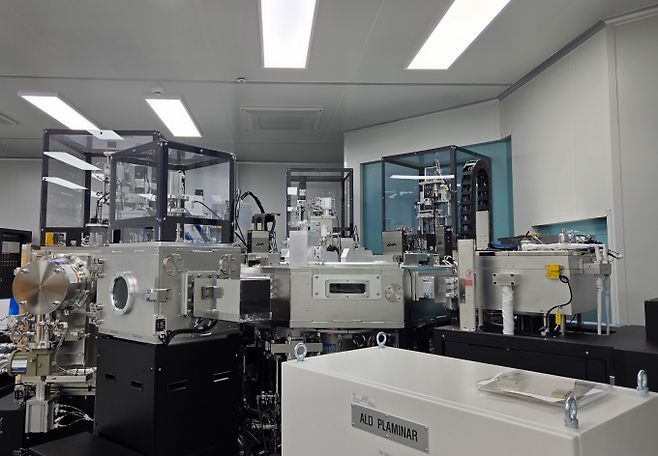 플랙셀스페이스 시범제조시설 내부에 설치된 태양전지 제조 장비. 이병구 기자 2bottle9@donga.com