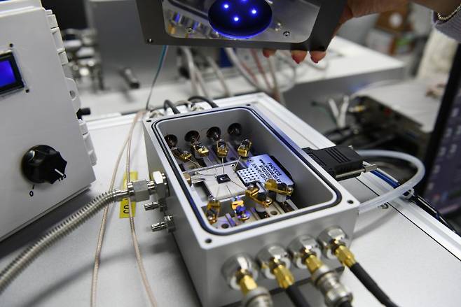 LED 기반 다종 식별 가스 센서. 한국표준과학연구원 제공