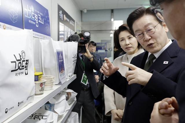 이재명 대통령과 김혜경 여사가 11일 충북 충주시건강복지타운 그냥드림 사업장을 방문해 관계자와 운영 현황에 대한 이야기를 나누고 있다. 연합뉴스