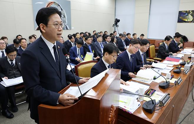 배경훈 부총리 겸 과기정통부 장관이 11일 국회에서 열린 과학기술정보방송통신위원회 전체회의에서 업무보고를 하고 있다.