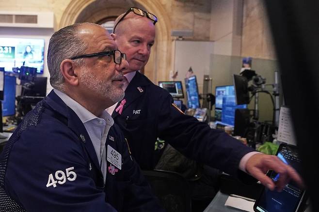 기술주들이 약세로 돌아선 가운데 뉴욕 증시의 다우존스산업평균이 10일(현지시간) 사흘째 사상 최고 기록을 새로 썼다. AP 연합