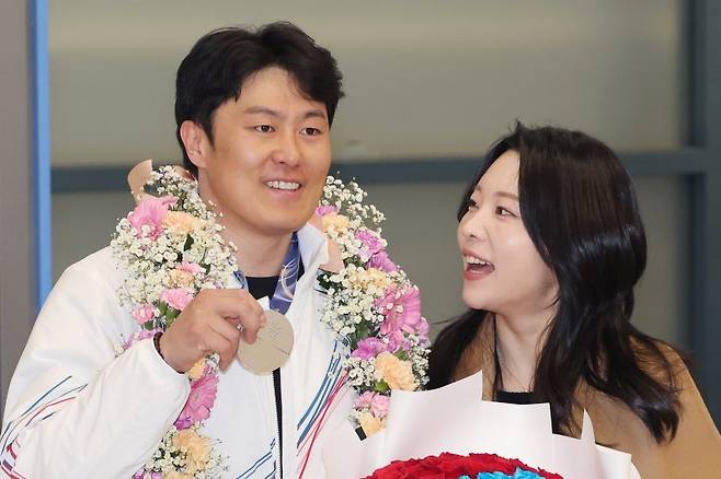 2026 밀라노·코르티나담페초 동계 올림픽 스노보드 남자 평행대회전에서 은메달을 차지한 김상겸이 10일 인천국제공항을 통해 귀국해 아내와 기념촬영을 하고 있다.연합뉴스