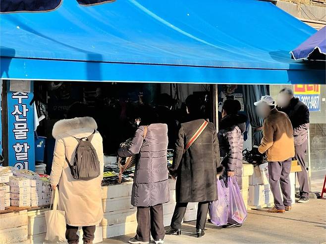 설을 일주일 앞둔 지난 10일 서울 영등포시장에서 고객들이 수산물을 살펴보고 있다. 사진=김현지 기자