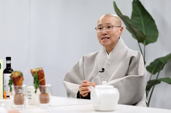 선재스님은 아침에는 장기를 깨우는 맑은 음식을 먹고 낮에는 마음껏 넉넉히 먹되, 저녁에는 고단백·고열량 음식을 피할 것을 권했다. 김영원 기자 forever@hani.co.kr