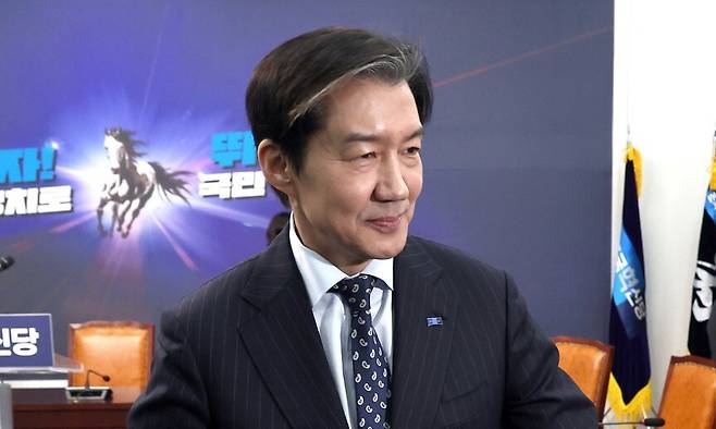 조국 조국혁신당 대표가 11일 국회에서 더불어민주당과의 합당문제에 대한 입장을 밝힌 뒤 회의장을 나서고 있다. 윤운식 선임기자 yws@hani.co.kr