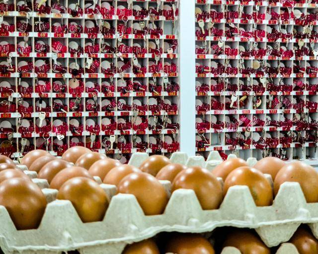 아산 온양온천 신천탕 열쇠 보관함 앞에 구운 계란이 쌓여 있다. 아산=이한호 기자