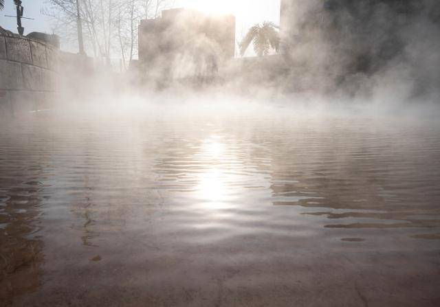 아산 도고온천 파라다이스 스파 도고 파도풀 수면을 햇빛이 비추고 있다. 아산=이한호 기자