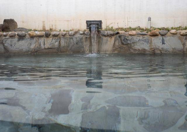 아산온천 아산스파비스의 노천탕에 물이 차고 있다. 아산=이한호 기자