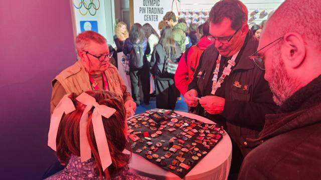 8일 이탈리아 밀라노 '핀 트레이드 센터'에서 핀 컬렉터들이 수십 년간 모아온 핀들을 내보이며 교환을 시도하고 있다. 밀라노=김진주 기자