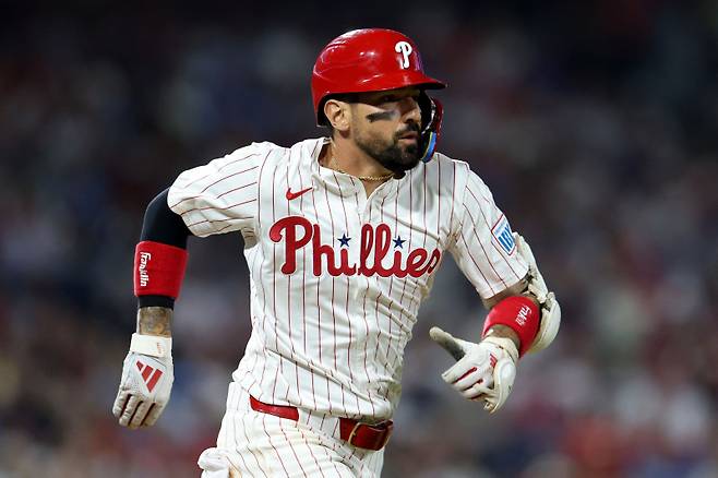 <yonhap photo-1654=""> PHILADELPHIA, PENNSYLVANIA - JULY 22: Nick Castellanos #8 of the Philadelphia Phillies runs to first base during a game between the Philadelphia Phillies and Boston Red Sox at Citizens Bank Park on July 22, 2025 in Philadelphia, Pennsylvania. Emilee Chinn/Getty Images/AFP (Photo by Emilee Chinn / GETTY IMAGES NORTH AMERICA / Getty Images via AFP)/2025-07-25 09:18:52/ <저작권자 ⓒ 1980~2025 ㈜연합뉴스. 무단 전재 재배포 금지, AI 학습 및 활용 금지></yonhap>