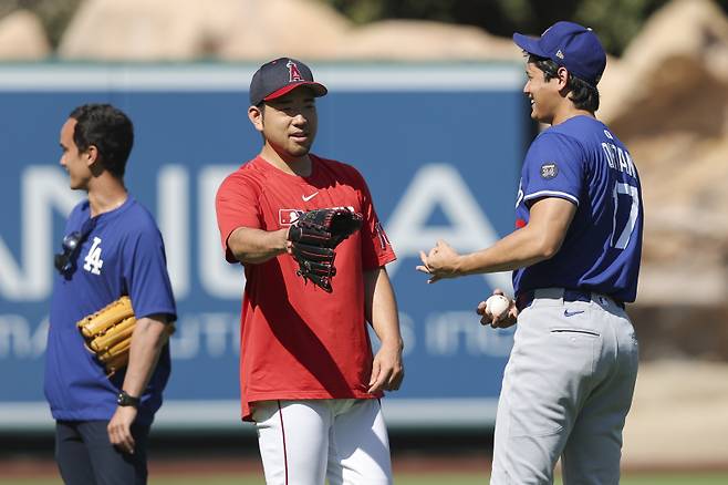 <yonhap photo-1282="">기쿠치와 오타니 쇼헤이. AP=연합뉴스</yonhap>